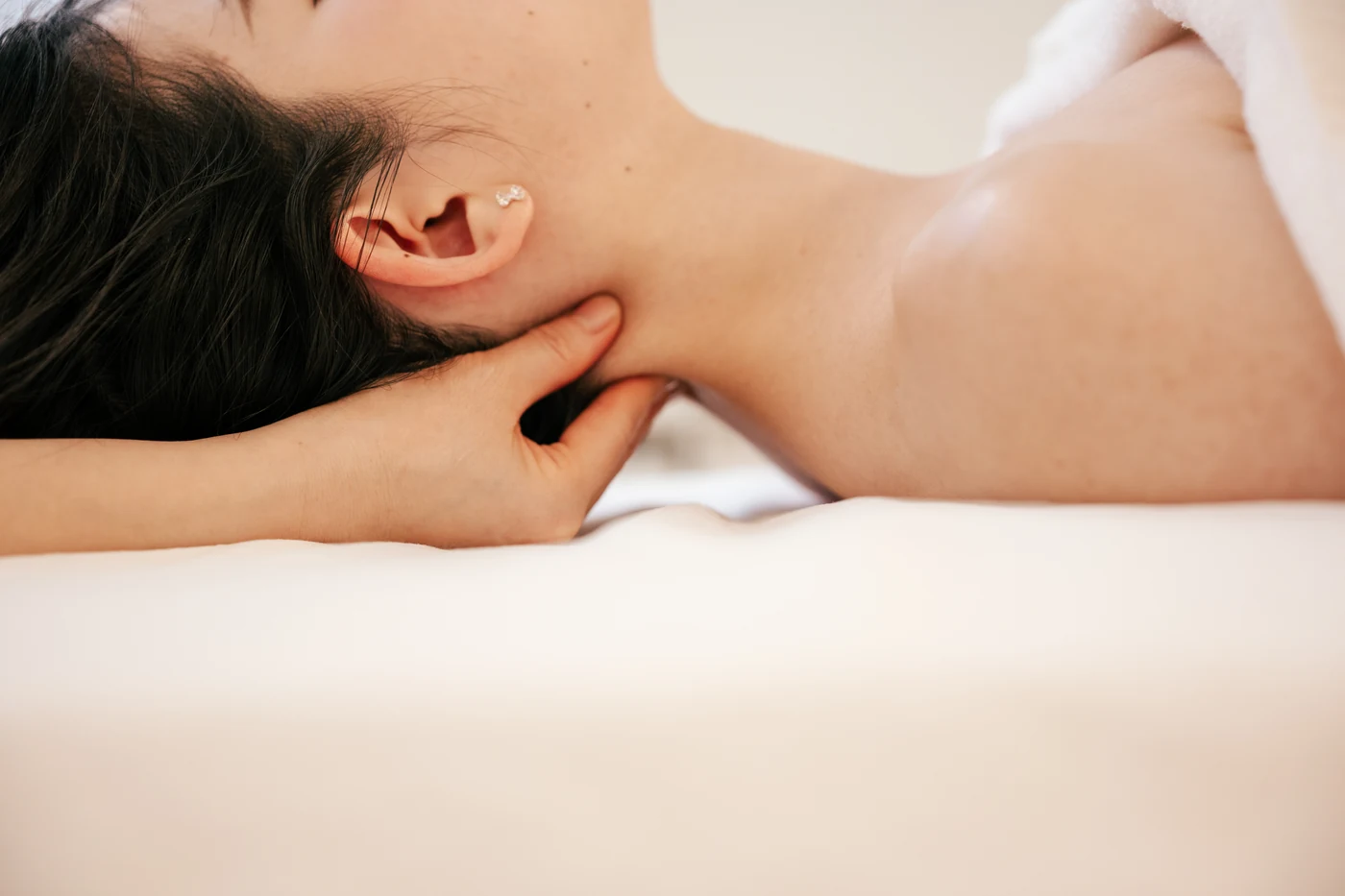 뒤통수와 목을 받쳐 관리하는 헤스랩 케어 장면